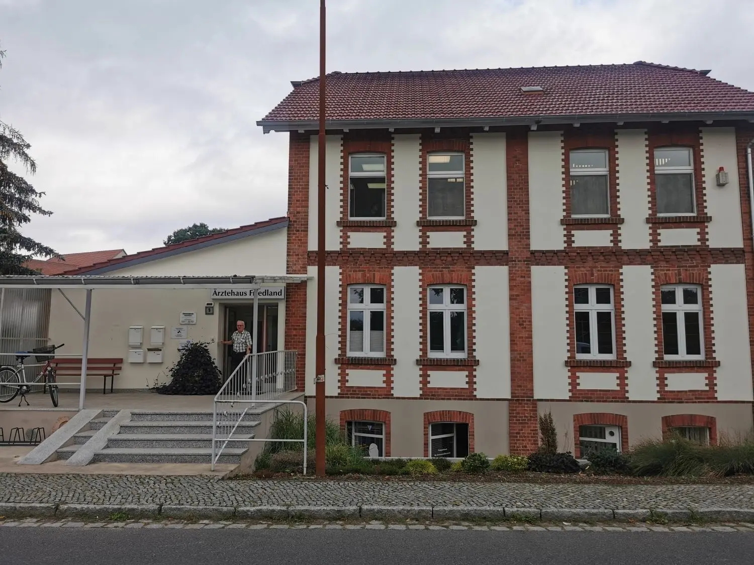 Kompetenz vor Ort: Der Neubau entsteht in der Pestalozzi-Strasse, gegenüber liegt das alte Ärztehaus.