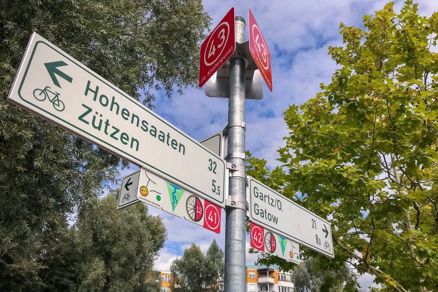 Mithilfe der Knotenpunktwegweisung und einer einheitlichen Beschilderung der Radwege in der Uckermark ist es für Radfahrer einfach, ihre Touren optimal zu planen. Hier zu sehen: Ein Knotenpunkt am Schwedter Bollwerk.