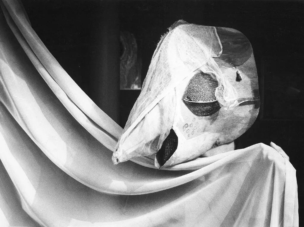 Wie aus einem Traum: die Künstlerin Meret Oppenheim, ein Bild aus der Serie "Künstler machen Masken" (Bern 1982)