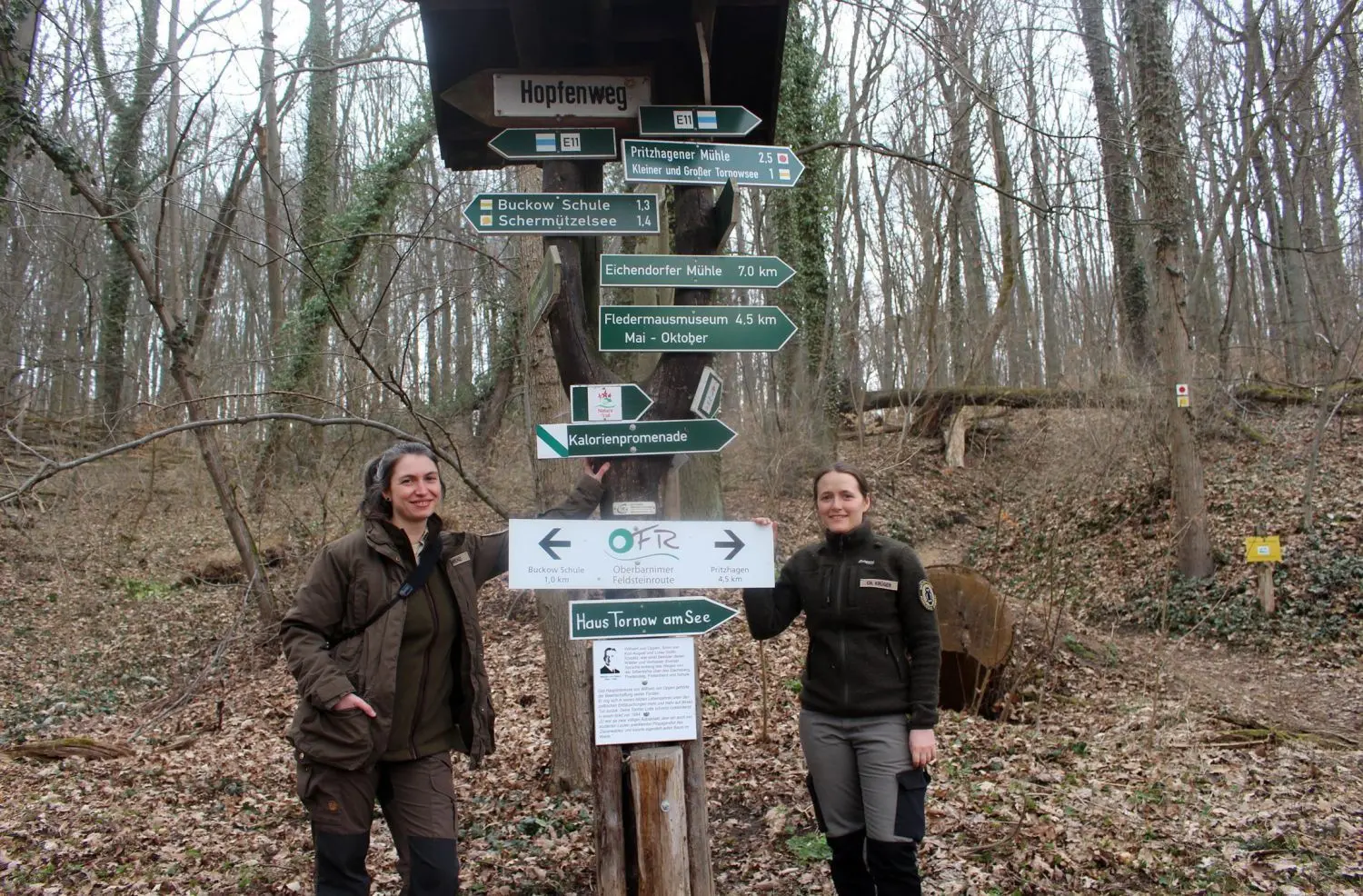 Sie sind die Neuen bei der Naturwacht Märkische Schweiz: Elena Wenz (l.) und Christina Krüger an einem Schilderbaum im Stobbertal