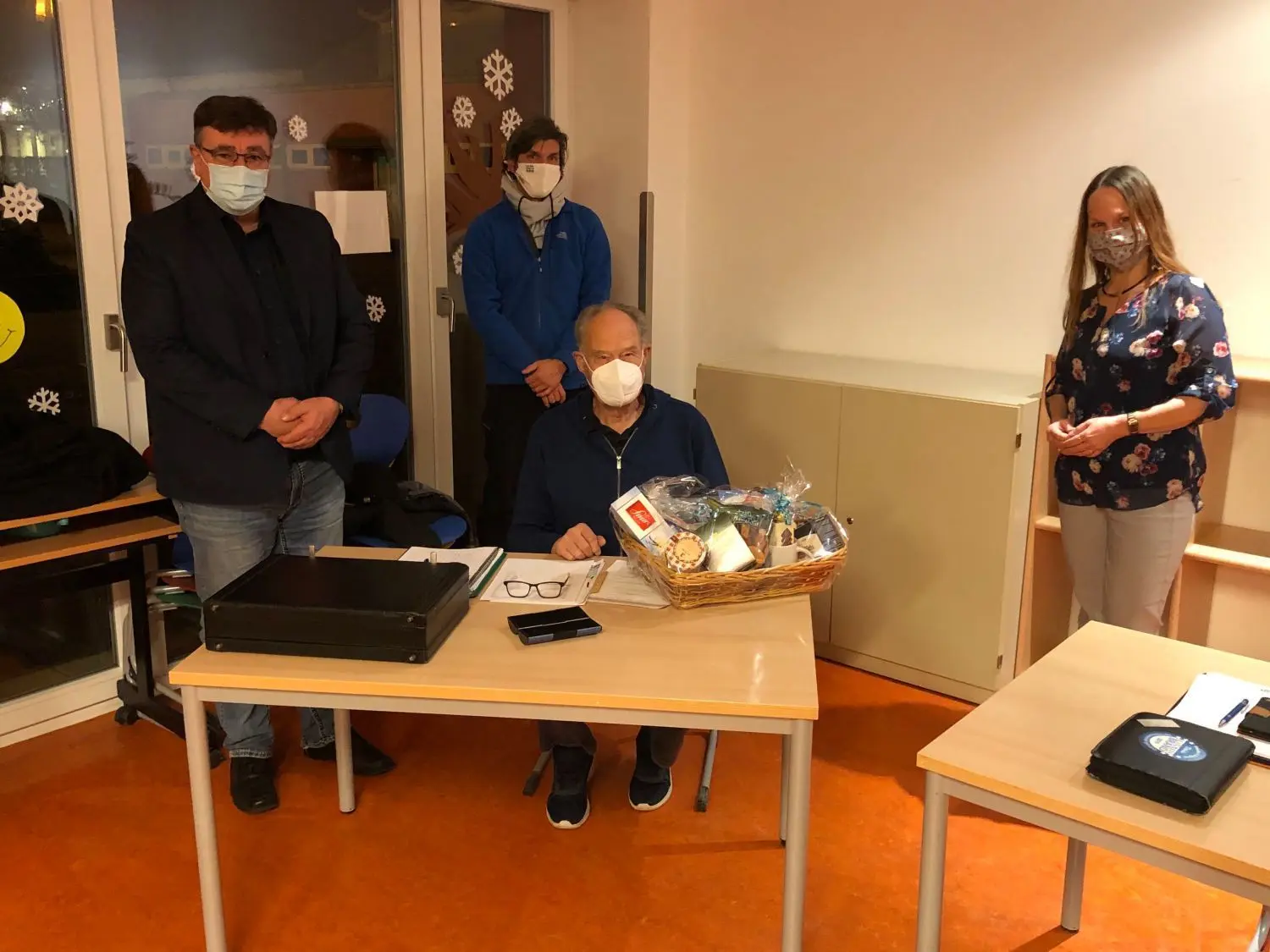 Gratulation auf Abstand: Ulf Azone, Thomas Lehmann und Ortsvorsteherin Katrin Kittel (von links) danken Günter Lehmann (sitzend) mit dem Präsentkorb für sein kommunalpolitisches Engagement.