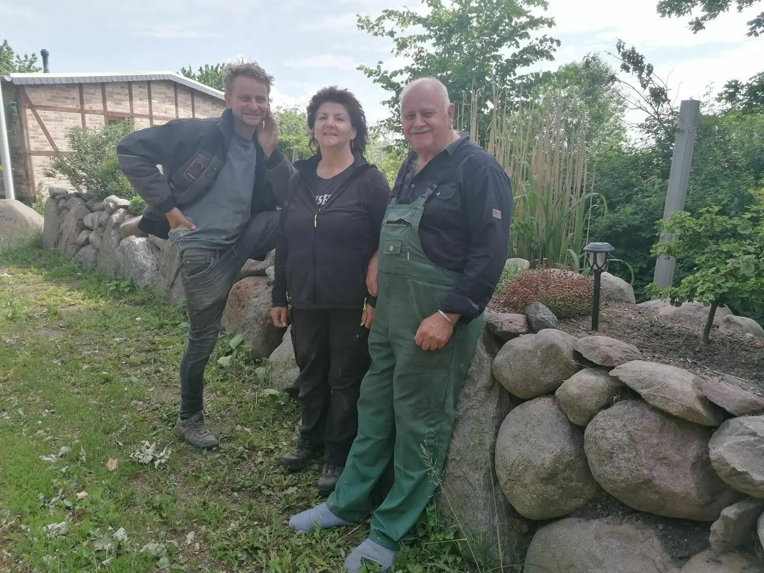 Wollen trotz einer geschätzten Schadenhöhe von etwa 300.000 Euro weitermachen: Hans-Christoph Peters (links), Heidemarie Peters und Dr. Hans-Ulrich Peters⇥