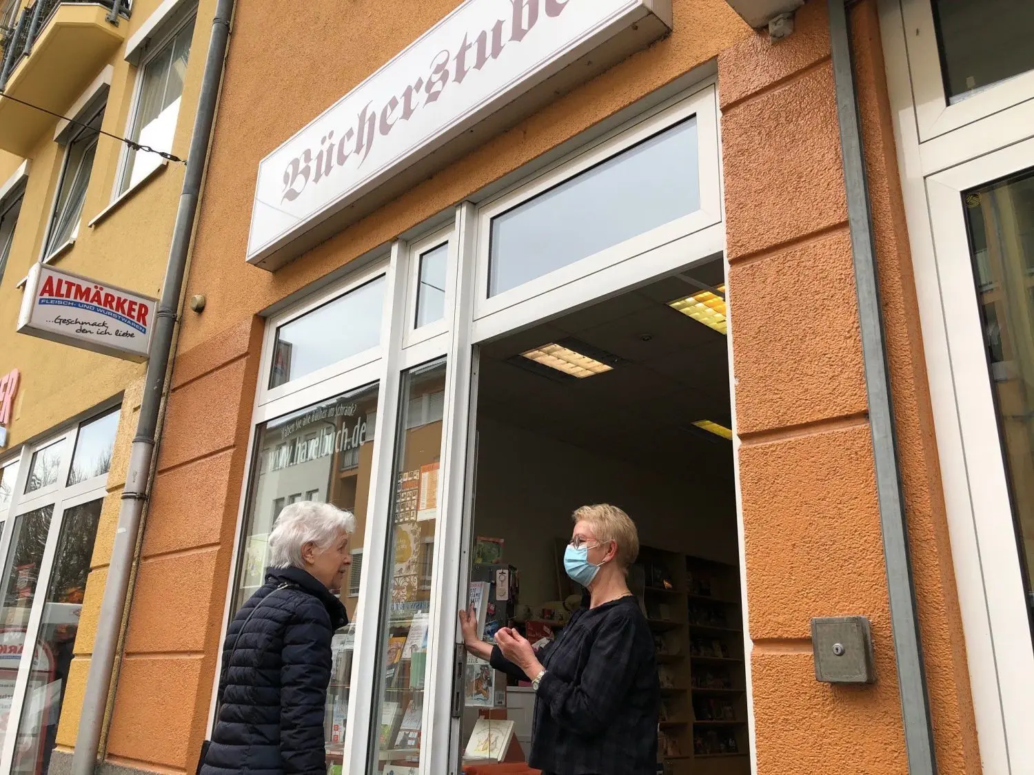 Die Werbung für die Hennigsdorfer Bücherstube dürfte bald aus dem Stadtbild verschwinden.