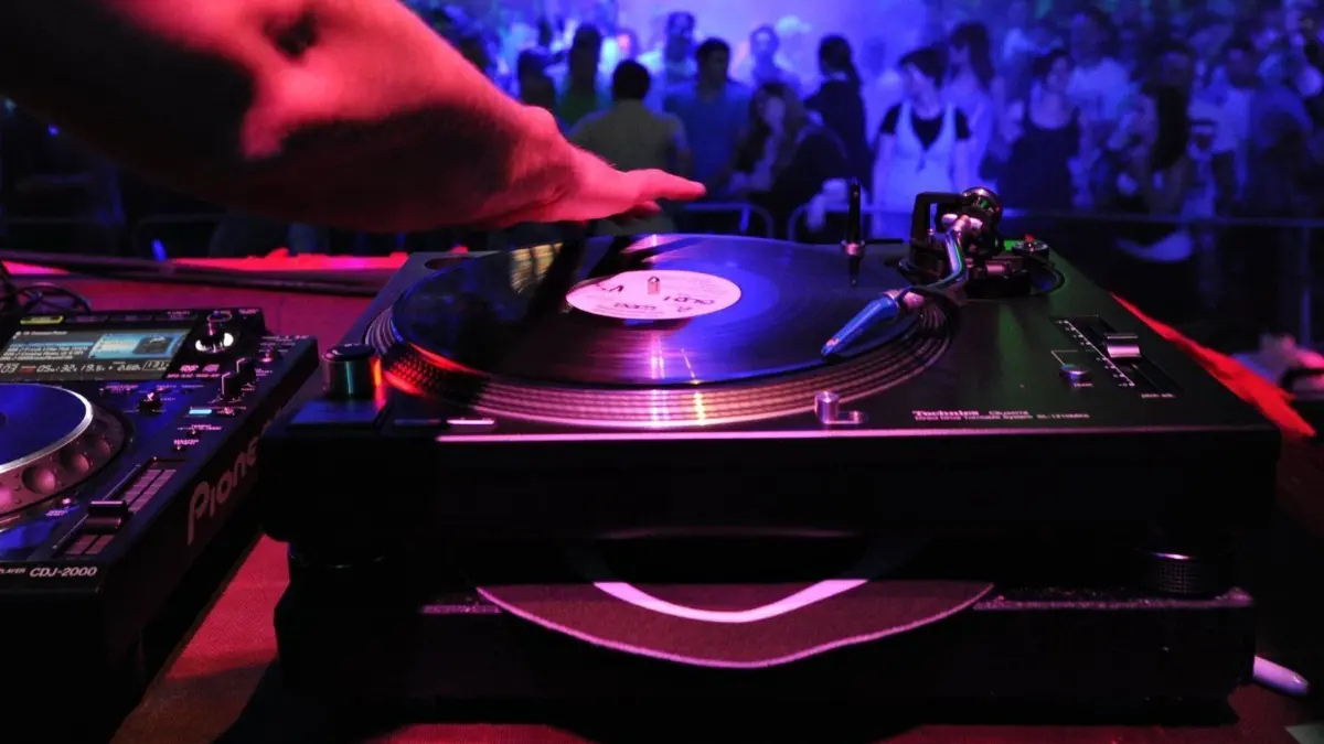 Ein DJ legt auf (Symbolbild) – wie auch in Eisenhüttenstadt.
ARCHIV - Ein Dj legt am 04.06.2011 bei der Berlin Summer Rave Techno-Musik auf. Steuerprobleme im Nachtleben der Hauptstadt machen derzeit Schlagzeilen. Der Hintergrund: Gilt ein Abend als Party oder Tanzveranstaltung, werden die Einnahmen an der Tür mit 19 Prozent Umsatzsteuer belegt..Für Konzerte und Theater, die so als Kunst vom Staat gefördert werden, gilt hingegen der ermäßigte Satz von 7 Prozent. Foto: Emily Wabitsch dpa/lbn (zu dpa-Korr: "Berliner Clubs zu Steuerstreit: DJs sind Künstler" vom 12.11.2011) +++(c) dpa - Bildfunk+++ | Verwendung weltweit