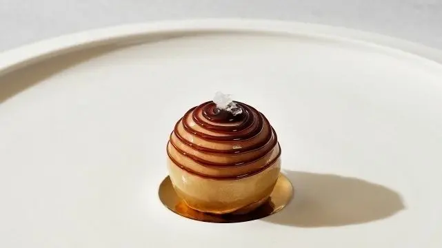 Pilzleber „Stulle“: Sebastian Frank, Küchenchef und Inhaber des Restaurants „Horváth“ in Berlin, das mit zwei Michelin-Sternen und 5 Hauben von Gault Millau ausgezeichnet ist, präsentiert seine Kreation beim Zukunftslunch im Restaurant „Ursprung“ im Dussmann-Haus.