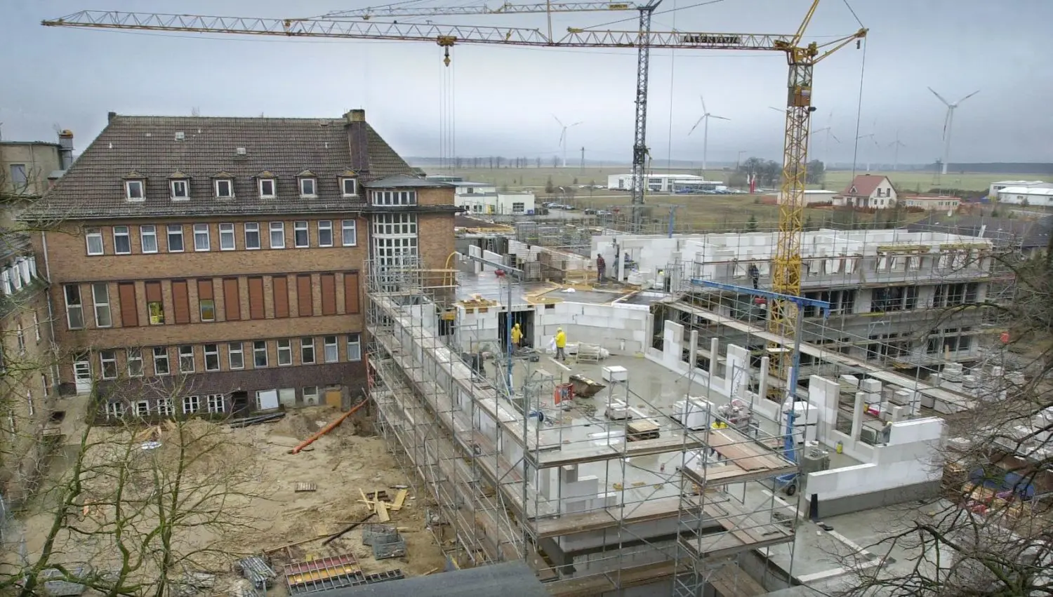 Bettenhausneubau:      Nach jahrelangem Tauziehen um den Bau des neuen Bettenhauses drehten sich im Sommer 2002 endlich die Baukräne. Am 19. Juli 2002, im Jahr des 750-jährigen  Stadtjubiläums, fand die feierliche Grundsteinlegung statt.