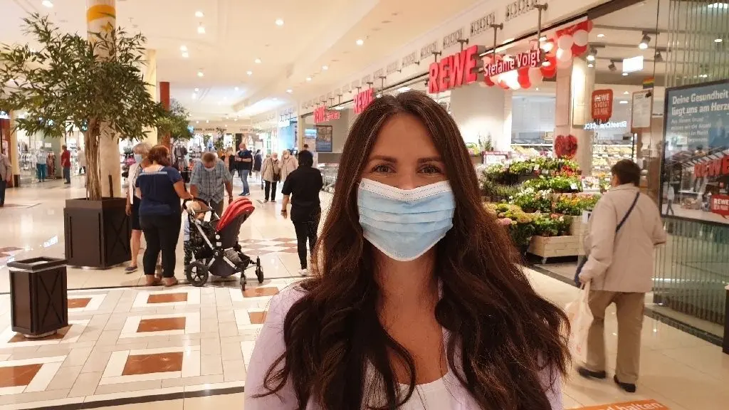 Centermanagerin Katja Mehlhase freut sich über die neue Lebendigkeit in der Sankt-Annen-Galerie und appelliert an die BesucherInnen, auf den Mund-Nase-Schutz auch in der Mall nicht zu verzichten. In den Geschäften bleibt’s ohnehin Pflicht.