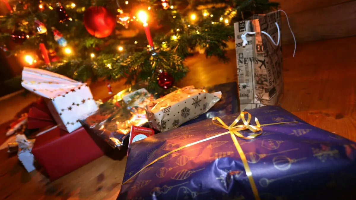 Verpackte Geschenke liegen in einem Wohnzimmer unter einem festlich geschmücktem Weihnachtsbaum. Nach einer Statistik des Online-Portals Check24 kaufen die Menschen in Brandenburg vergleichsweise die teuersten Geschenke ein. (Symbolbild)
ARCHIV - 24.12.2021, Bayern, Kaufbeuren: Verpackte Geschenke liegen in einem Wohnzimmer unter einem festlich geschmücktem Weihnachtsbaum. Spielzeug ist ein beliebtes Gut auf Flohmärkten und Online-Verkaufsplattformen - und auch jetzt zu Weihnachten suchen viele Eltern gezielt nach gebrauchten Dingen. (zu dpa: "Schadstoffe im Spielzeug: Second Hand oder lieber neu kaufen?") Foto: Karl-Josef Hildenbrand/dpa +++ dpa-Bildfunk +++