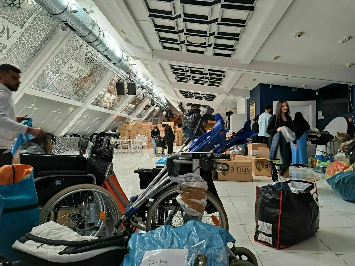 Spender aus Berlin haben unter anderem auch Rollstühle und Krücken im Hochzeitssaal in Kreuzberg abgegeben.