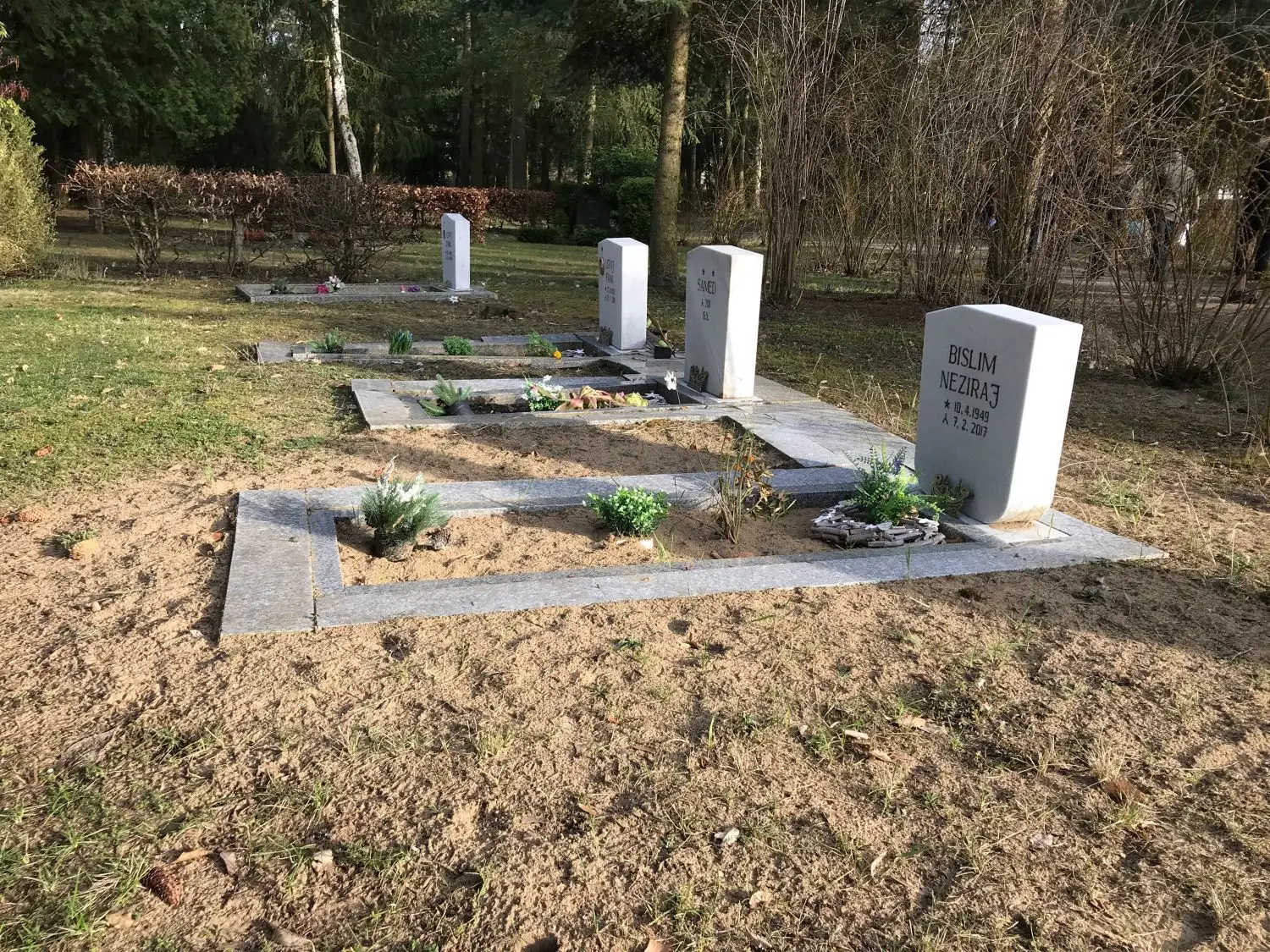 Vier vorhandene muslimische Gräber auf dem Neuen Friedhof