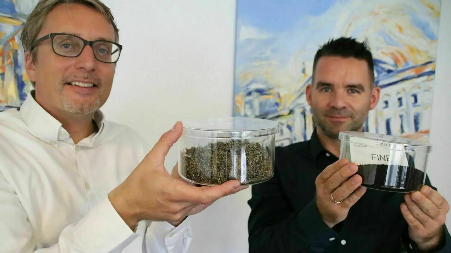 Aus den Altreifen werden Stahl und Gummi gewonnen. Genan-Standortleiter Sebastian Sperber (r.) informiert den Lantagsabgeordneten Björn Lüttmann (SPD).