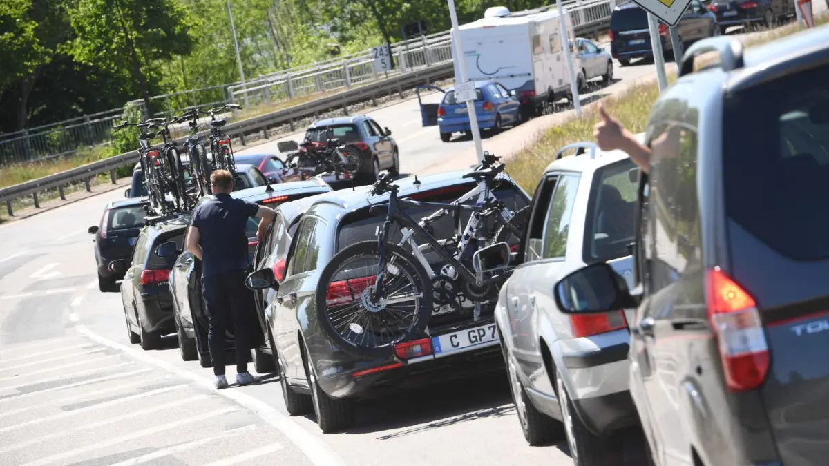 Die Schattenseite der Sommerferien: Der ADAC warnt vor Staus den Autobahnen in Berlin und Brandenburg. (Symbolbild)
ARCHIV - 01.06.2020, Mecklenburg-Vorpommern, Wolgast: Vor der Peenebrücke von Wolgast auf der Insel Usedom stehen Fahrzeuge im Stau. Der ADAC warnt zum Ferienbeginn vor Staus auf den Wegen zur Ostsee. (zu dpa «ADAC warnt vor Staus zum Ferienbeginn - Baustellen A1 und A20») Foto: Stefan Sauer/dpa-Zentralbild/dpa +++ dpa-Bildfunk +++