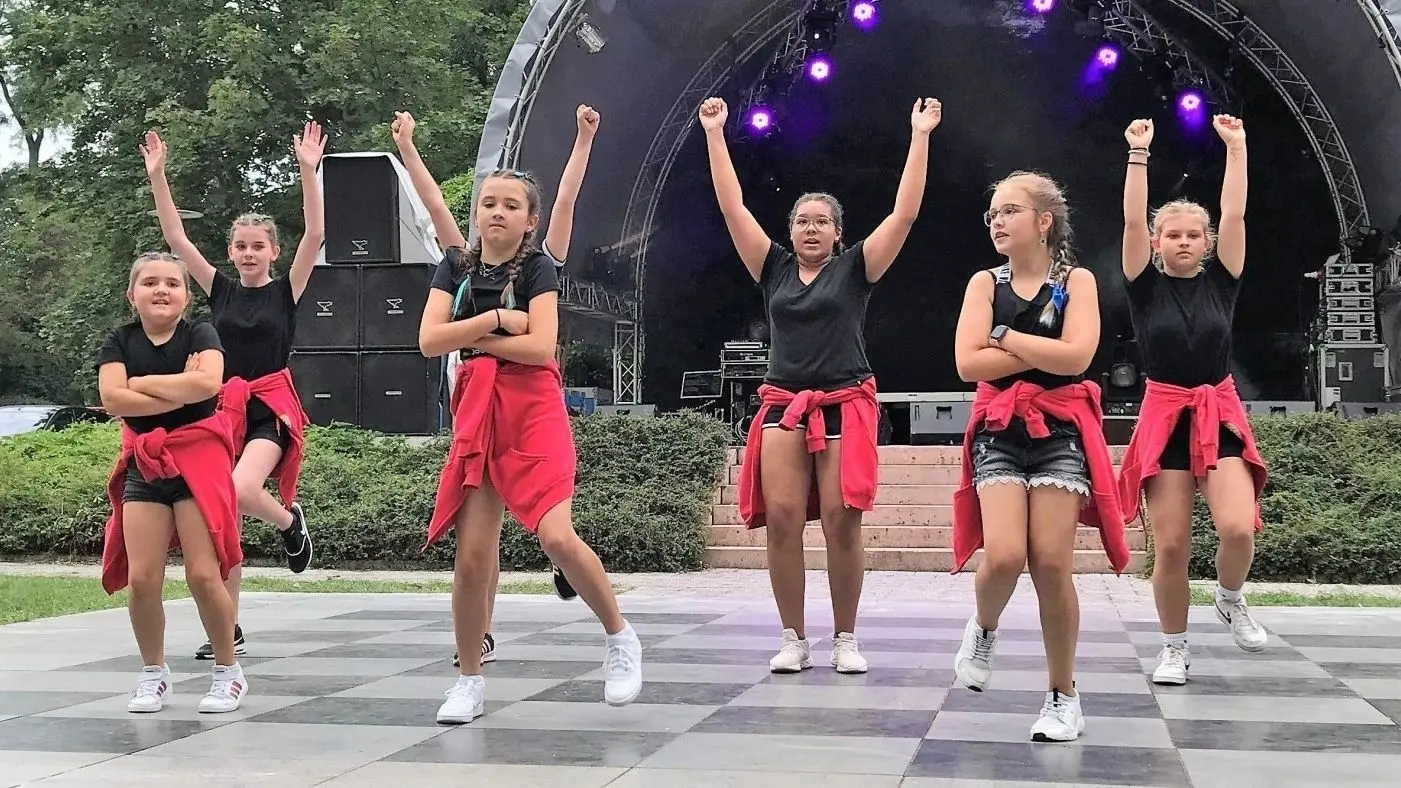Karneval-Nachwuchs: Junge Tänzerinnen vom Müllroser Carnevals-Club zeigen auf der Freilichtbühne ihr Können.