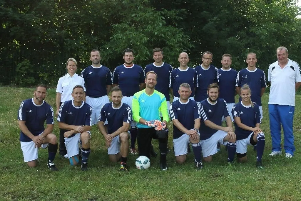 Mit sichtlich Spaß am Ball: das Team der Polizeiinspektion Barnim