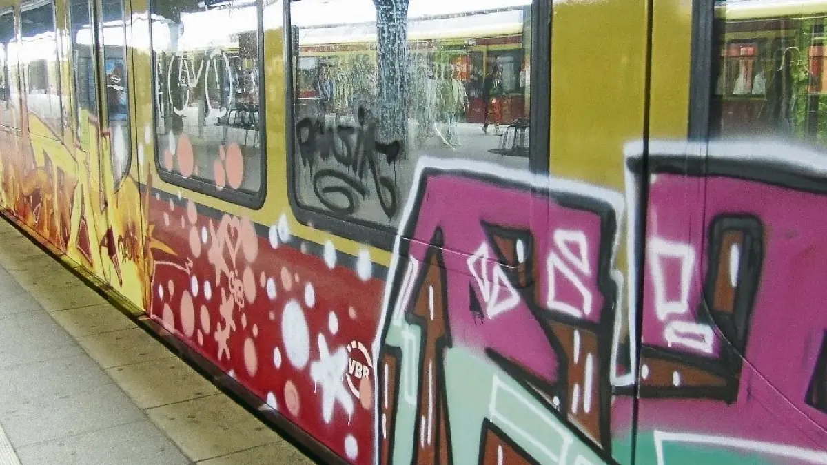 Unwillkommene Graffiti: S-Bahn-Züge sind immer wieder Ziel von Schmierfinken (Archivbild).
S-Bahn Berlin Oranienburg Graffiti beschmiert
Farbe
130522