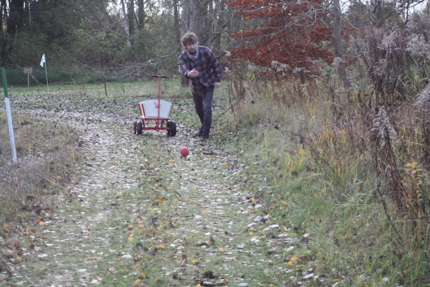 Boßeln mit Picknick. Darf es ein wärmender Glühwein sein? Robin Weber entwickelt das Countrygolf-Gelände am Wiesenburger Bahnhof stetig weiter.