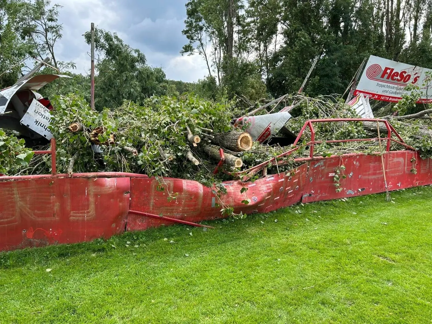 Heftige Schäden: Das Gelände des BSC Süd ist verwüstet. Erste Aufräumarbeiten laufen an, der Schaden durch das Unwetter am Dienstagabend ist gewaltig.