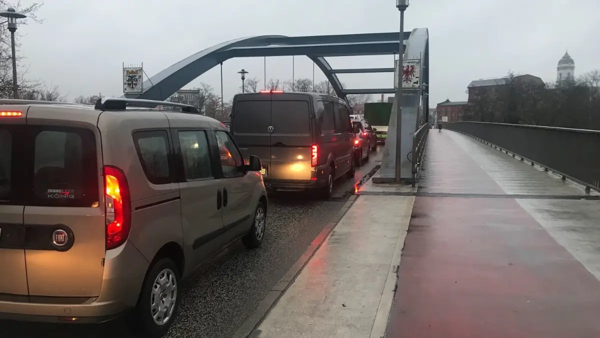 Neue Ampelschaltung bringt neue Probleme: Am Dienstagmorgen staute es sich deswegen auf der Spreebrücke in Fürstenwalde.
Rückstau auf der Spreebrücke