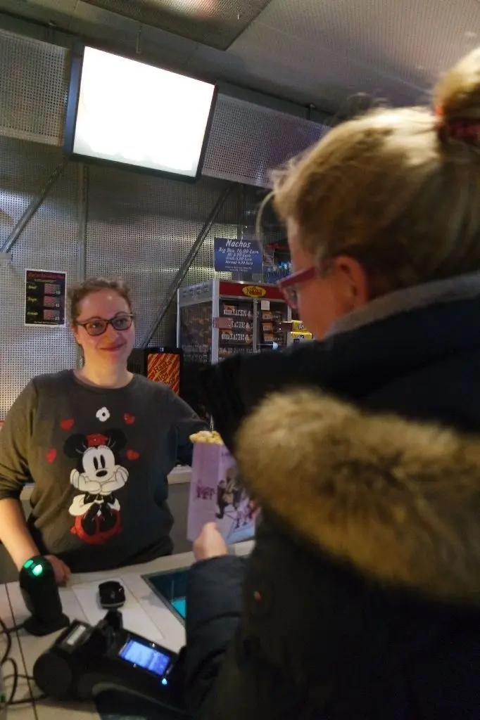 Süßes vom Service: Sophie Heider versorgt Tatyana Buhse an der Kinokasse.