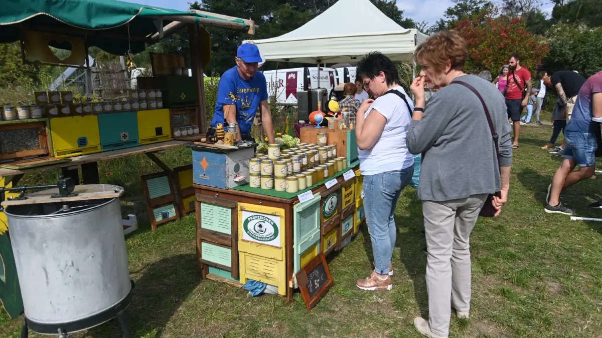 Frischer Imkerhonig aus der Uckermark ist immer ein Renner auf dem Regionalmarkt.
Tag der Regionen in der Blumberger Mühle: Rundgang über den Regionalmarkt