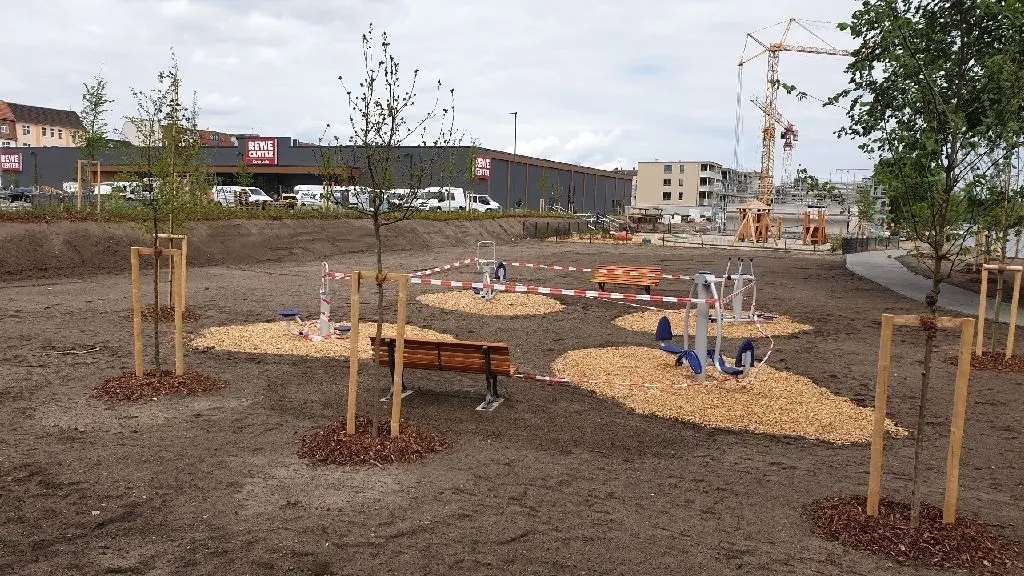 Aus der Ruinenlandschaft der einstigen Stärkefabrik wächst ein Rewe-Markt, Spiel- und Wohnpark – herrlich am Wasser gelegen.