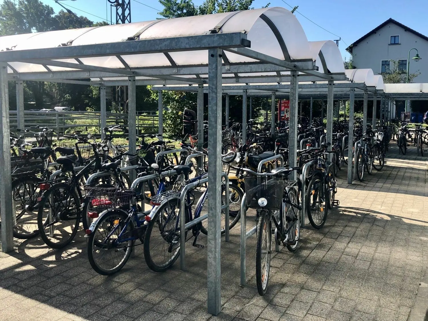 Gut genutzt: die Parkflächen für Räder am Bahnhof Biesenthal