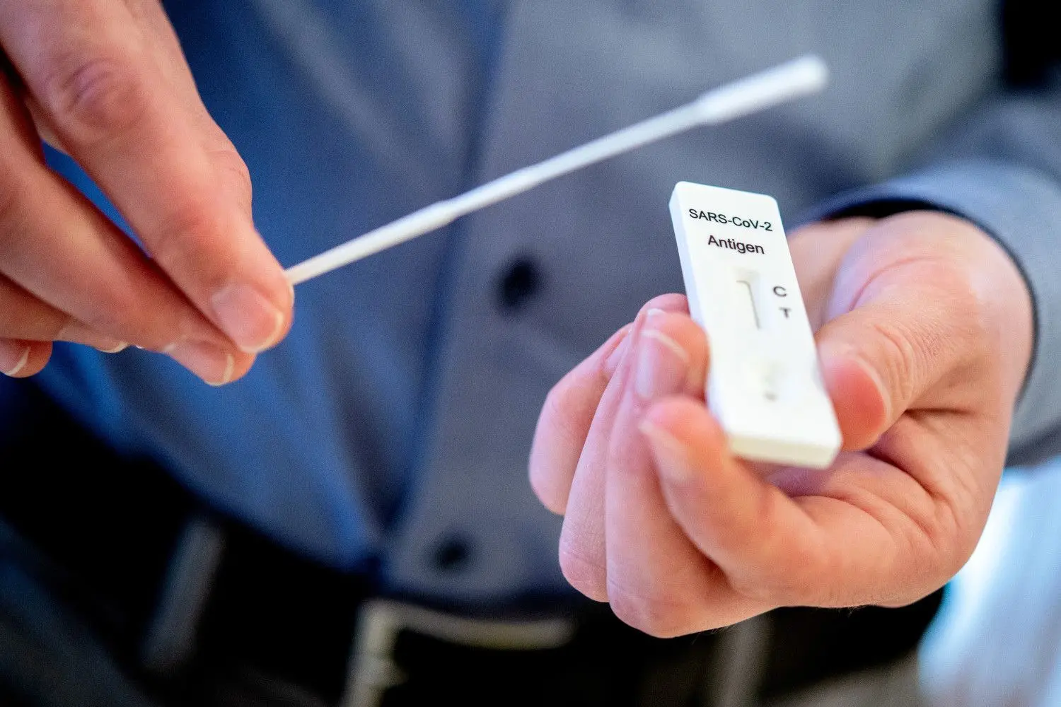 Ein Mann hält einen Schnelltest zur Erkennung des Coronavirus. Krankenhäuser im Landkreis Oder-Spree benötigen die Corona-Schnelltests dringend, doch momentan sind sie Mangelware.