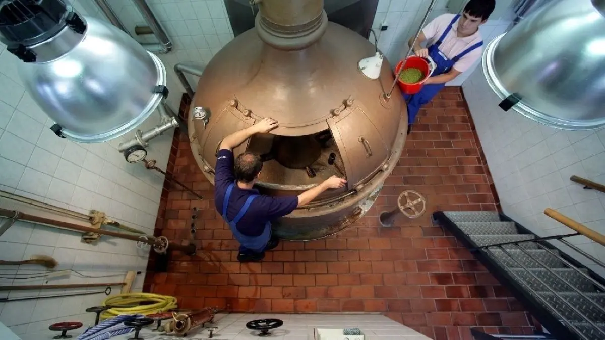 In der Klosterbrauerei Neuzelle arbeiten zwei Mitarbeiter am Läuterbottich (Archivbild). Die Geschichte der Klosterbrauerei geht auf das Jahr 1416 zurück.
In der Klosterbrauerei Neuzelle GmbH im gleichnamigen brandenburgischen Ort (Oder-Spree) arbeiten zwei Mitarbeiter am Läuterbottich, aufgenommen am 21.08.2006. Die Geschichte der Klosterbrauerei geht auf das Jahr 1416 zurück. Das Erbzinsregister des Klosters vermerkt hierzu, dass die Bauern jährlich sieben Maß Hopfen als Zins an das Kloster abzuliefern hätten, ein sicherer Beweis für das Brauen von Bier. Man darf aber getrost annehmen, dass die Mönche das Brauhandwerk schon 1268 mit Gründung des Klosters Neuzelle in die urwüchsige Gegend an der Oder einführten. Die Genehmigung zum gewerblichen Bierbrauen erhielten die Neuzeller Mönche aber erst im Jahr 1589. In diesem Jahr erlaubte Kaiser Rudolf II. den Klosterbrüdern den Verkauf ihres Bieres ins Umland. Heute produziert die Klosterbrauerei mit seinen 35 Mitarbeitern und 8 Auszubildenden mehr als 10 verschiedene Biersorten. Jährlich werden etwa 35.000 Hektoliter gebraut. Foto: Patrick Pleul/lbn +++(c) ZB-FUNKREGIO OST - Honorarfrei nur fuer Bezieher des ZB-Regiodienstes+++