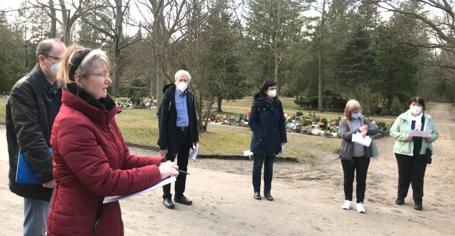 Rundgang über den neuen Friedhof mit den Planern Petra und André Edel. Rechts Stadtplanungs-Chef Christfried Tschepe, Cornelia Behrmann von den Grünen sowie weitere Teilnehmer