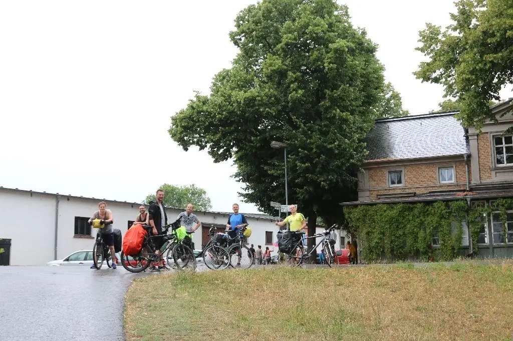 Über den R1 nach Letschin: Diese Radler aus Osnabrück sind in Berlin gen Ostsee gestartet. Nur hinter Köpenick sei die Beschilderung nicht klar gewesen, sagte einer der Männer am Sonntag bei einer Pause am Oder-Neiße-Radweg in Groß Neuendorf.