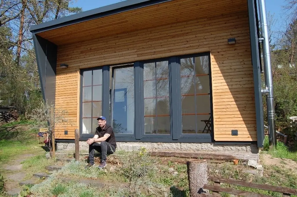 Ein neuer Ort zum Arbeiten: Stephane Leonard vor seinem frisch ausgebauten Woltersdorfer Garten-Atelier