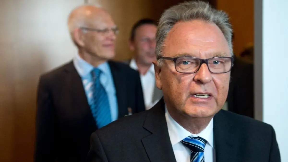 Der ehemalige Verfassungsgerichtspräsident Hans-Jürgen Papier hält eine Entschädigung für durch die Corona-Maßnahmen geschlossenen Betriebe für wünschenswert.
Der frühere Präsident des Bundesverfassungsgerichts, Hans-Jürgen Papier, kommt am 22.05.2014 zur Sitzung des NSA-Untersuchungsausschusses des Bundestages in Berlin. Das Gremium soll die massenhafte Überwachung von Bürgern, Unternehmen und Politikern bis hinauf zu Kanzlerin Merkel durch die NSA und andere ausländische Nachrichtendienste durchleuchten. Foto: Bernd von Jutrczenka/dpa +++(c) dpa - Bildfunk+++ | Verwendung weltweit