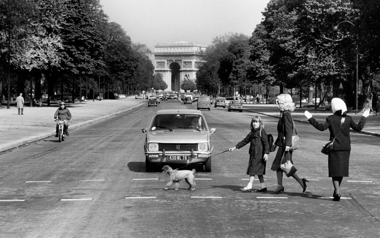 Szenen alltäglichen Lebens: Frauen mit Kind und Hund auf der Avenue de Foch, Paris 1982. Die Bilder sind mit freundlicher Genehmigung der Galerie argus fotokunst entnommen dem Buch: Roger Melis: Paris zu Fuß, Lehmstedt Verlag, 152 Seiten, 30 Euro