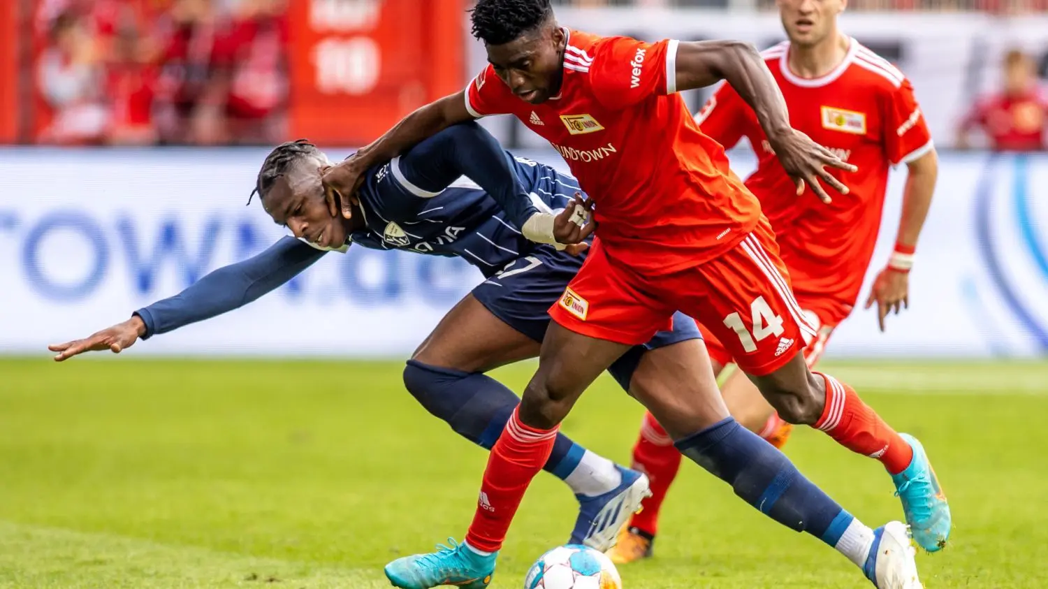Taiwo Awoniyi (rechts) war mit 15 Treffern in der vergangenen Saison bester Torschütze von Union Berlin.