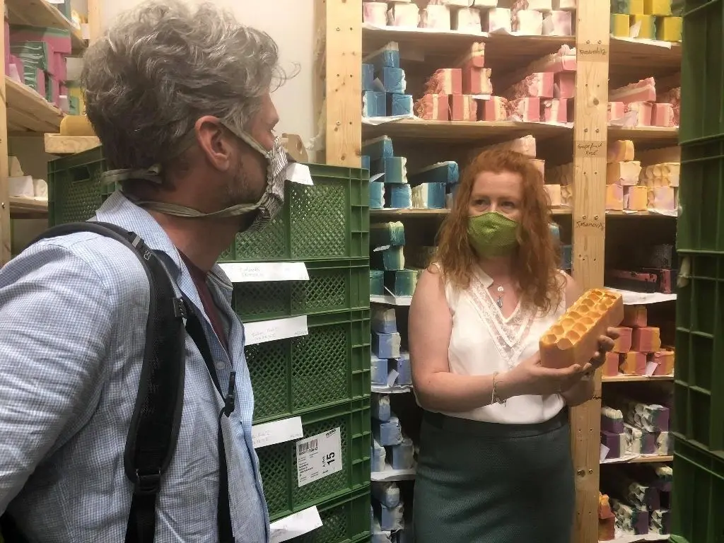 "SauberKunst"-Chefin Annett Förster gewährte einen Einblick in den Herstellungsprozess ihrer Seifen. Jede mit einzigartigen Design und abgestimmt auf die unterschiedlichen Bedürfnisse der verschiedenen Hauttypen.