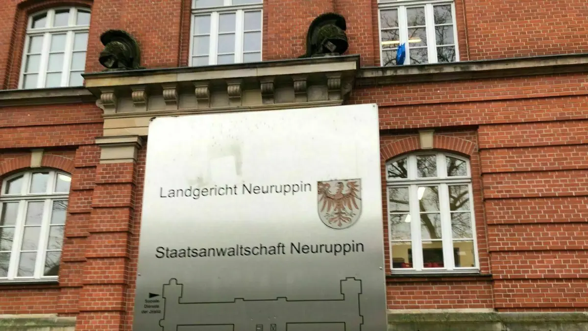 Die Dunkelziffer von Gewalt und insbesondere Vergewaltigung in der Ehe ist enorm hoch. Solche Verbrechen landen nur selten vor dem Richter. Jetzt sind es gleich zwei Fälle aus Hennigsdorf und Velten, die verhandelt werden.
Landgericht Neuuruppin Januar 2022