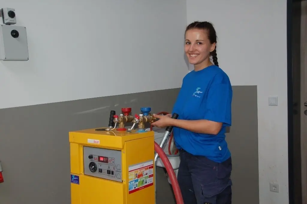 Will "Miss Handwerk" werden: Theresa Tauchert (21) aus Altranft, zweites Lehrjahr Anlagenmechanikerin Sanitär, Heizung, Klima in väterlichen Betrieb an einem Vorheizgerät für Fußbodenheizungen