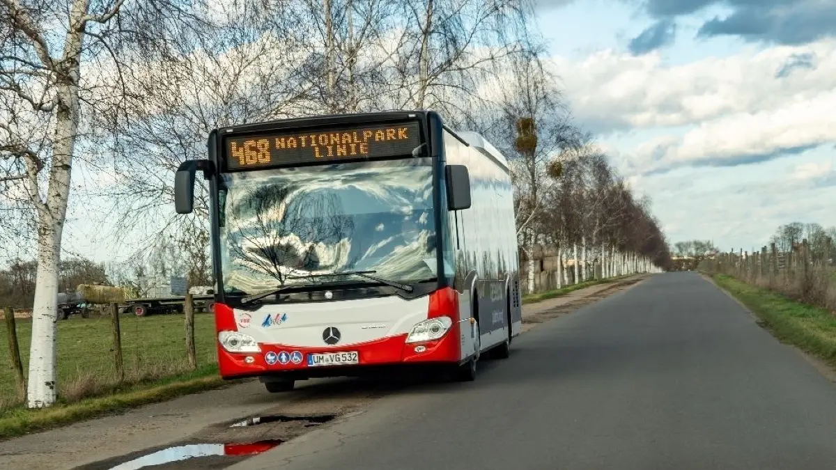 Busverkehr: Bald wieder voll nach Plan in Fahrt in der Uckermark
Schwedt, 25.02.2020: Ab dem 2. März startet die Sanierung der Zützener Dorfstraße zwischen Landgraben und dem Schwedter Ortsteil Zützen. Zu wenig Platz im Begegnungsverkehr zwingt den Bus auf den Radweg.