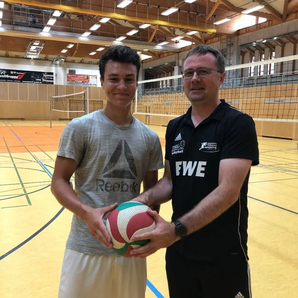 Die Altersklasse U 18/U 20 wird von Kapitän Konstantin Wieczorek (links) und Trainer René Jerratsch geführt, Das Team spielt auch als TSGL IV in der Landesklasse Süd der Männer um Punkte.