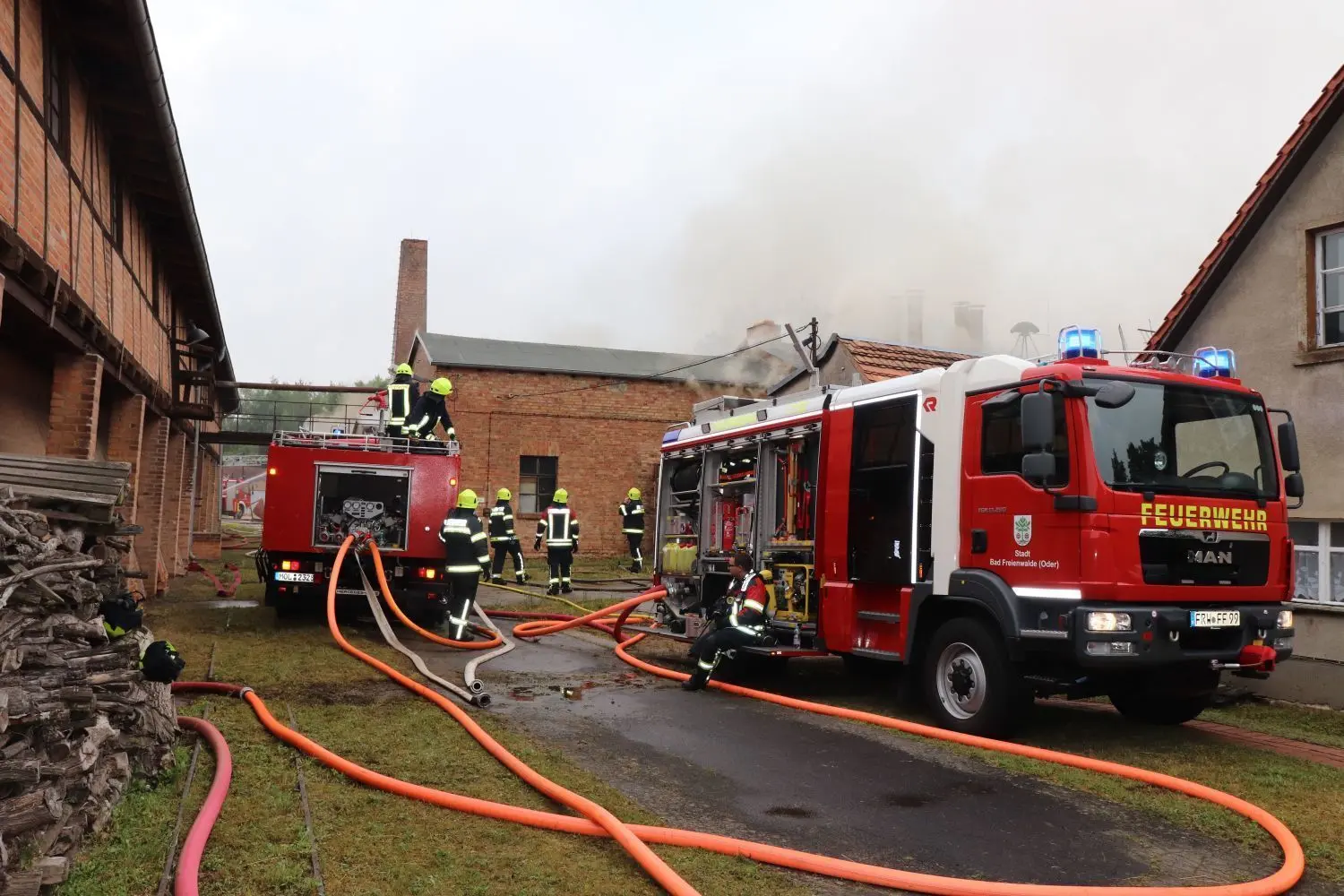 Löscharbeiten: Die Feuerwehr kämpft gegen die Flammen in der Produktionsstätte der Golem GmbH in Altglietzen.