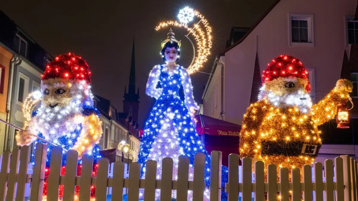 Schneewittchen mit ihren Zwergen bringt auf dem Wintermärchenmarkt in der Schwedter Innenstadt Licht ins Dunkel.
Schwedt, 30.11.2022: Pyramide und Schmucklichter sorgen für Adventsstimmung in der Vierradener Straße, auch Schneewittchen mit ihren Zwergen bringt Licht ins Dunkel