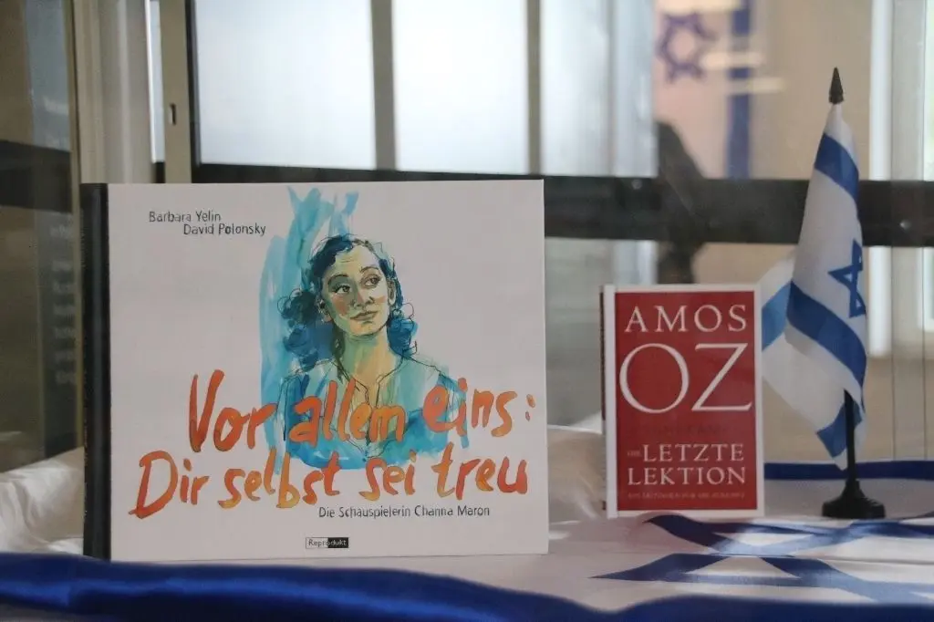 Die Ausstellungsvitrine zeigt Literatur.