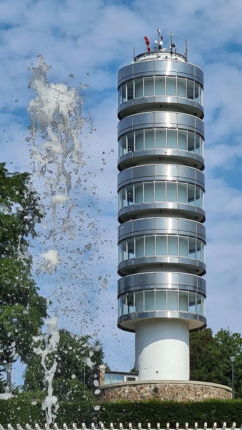 Sommerliches Wasserspiel vor der Friedenswarte auf dem Marienberg