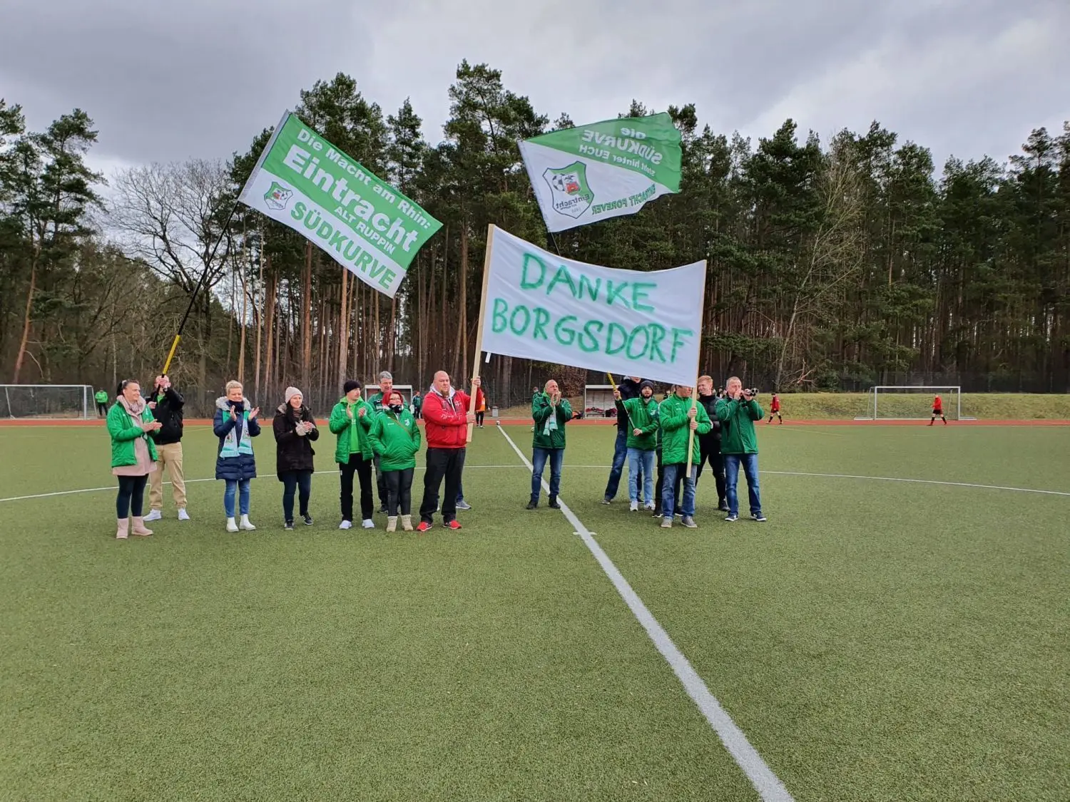 Trainingsstätte gleich Spielstätte: Weil Eintracht seit Wochen schon bei Forst Borgsdorf auf Kunstrasen trainieren und nun auch einmal spielen durfte, fertigte die Fangruppe Südkurve ein Transparent mit Botschaft an. Diese Aufnahme entstand in der Halbzeitpause.
