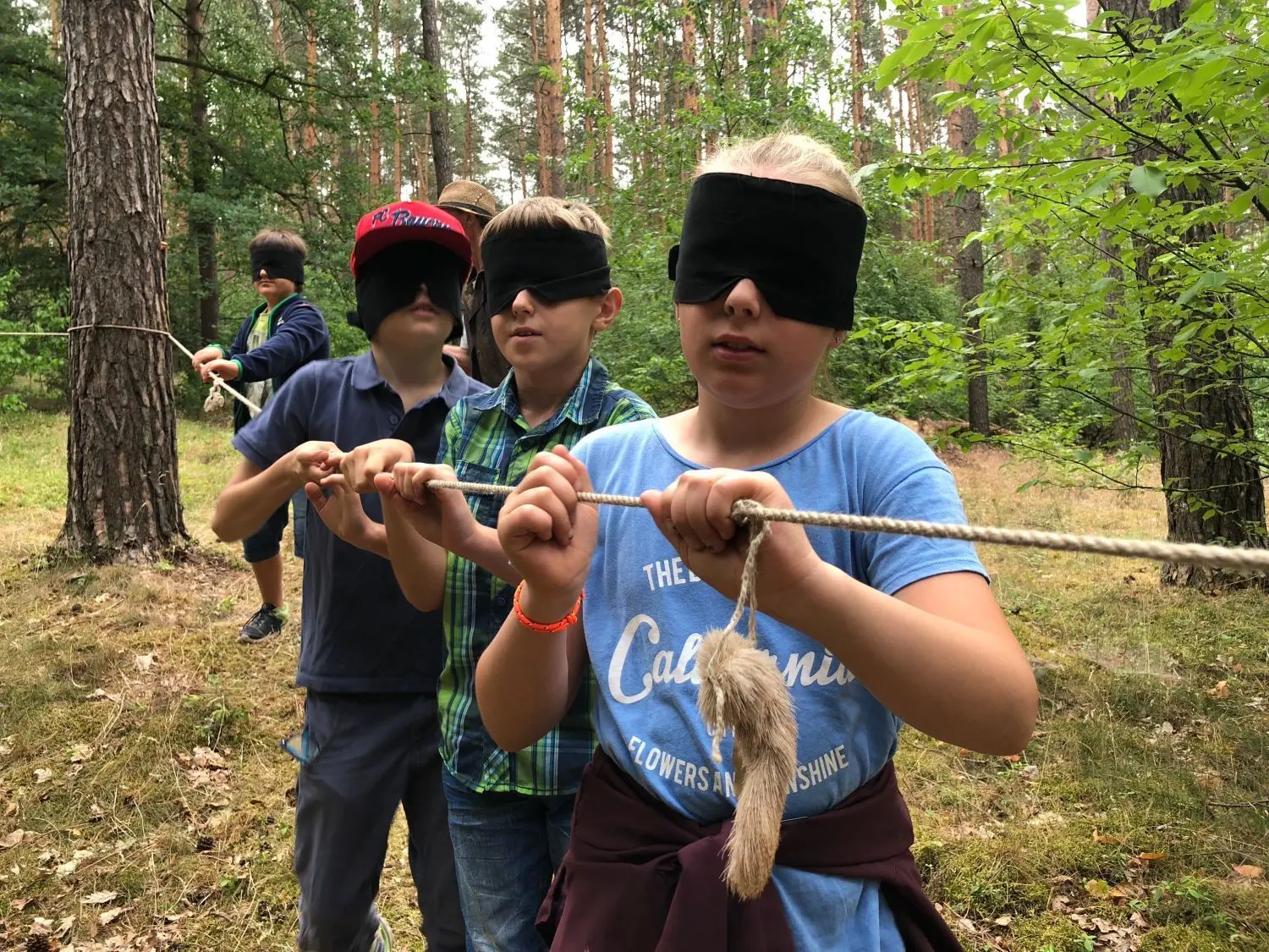 Die Waldjugendspiele der Waldschule Briesetal sind ein Highlight des Jahresprogramms. In diesem Sommer fällt die Veranstaltung aber wegen der Corona-Pandemie aus. Unser Foto zeigt Kinder bei der „Blinden Karawane"