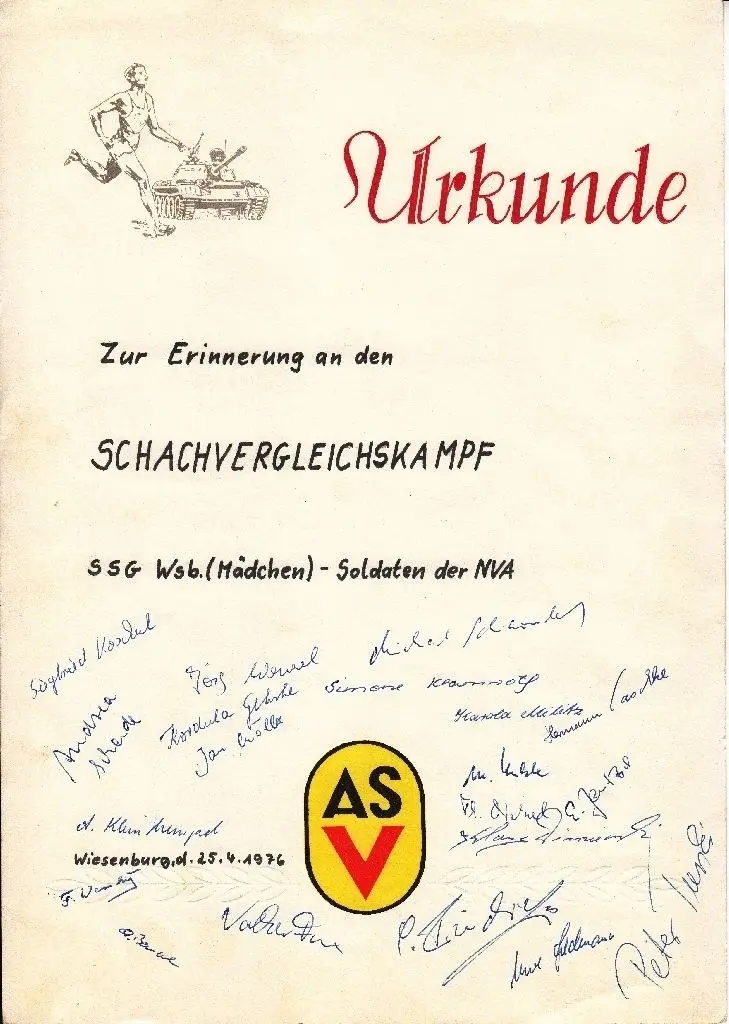Dank seiner Beziehungen trat Manfred Kuhle mit seiner NVA-Schachvertretung auch zu einem Vergleichskampf bei seiner "alten" Schule in Wiesenburg an.
