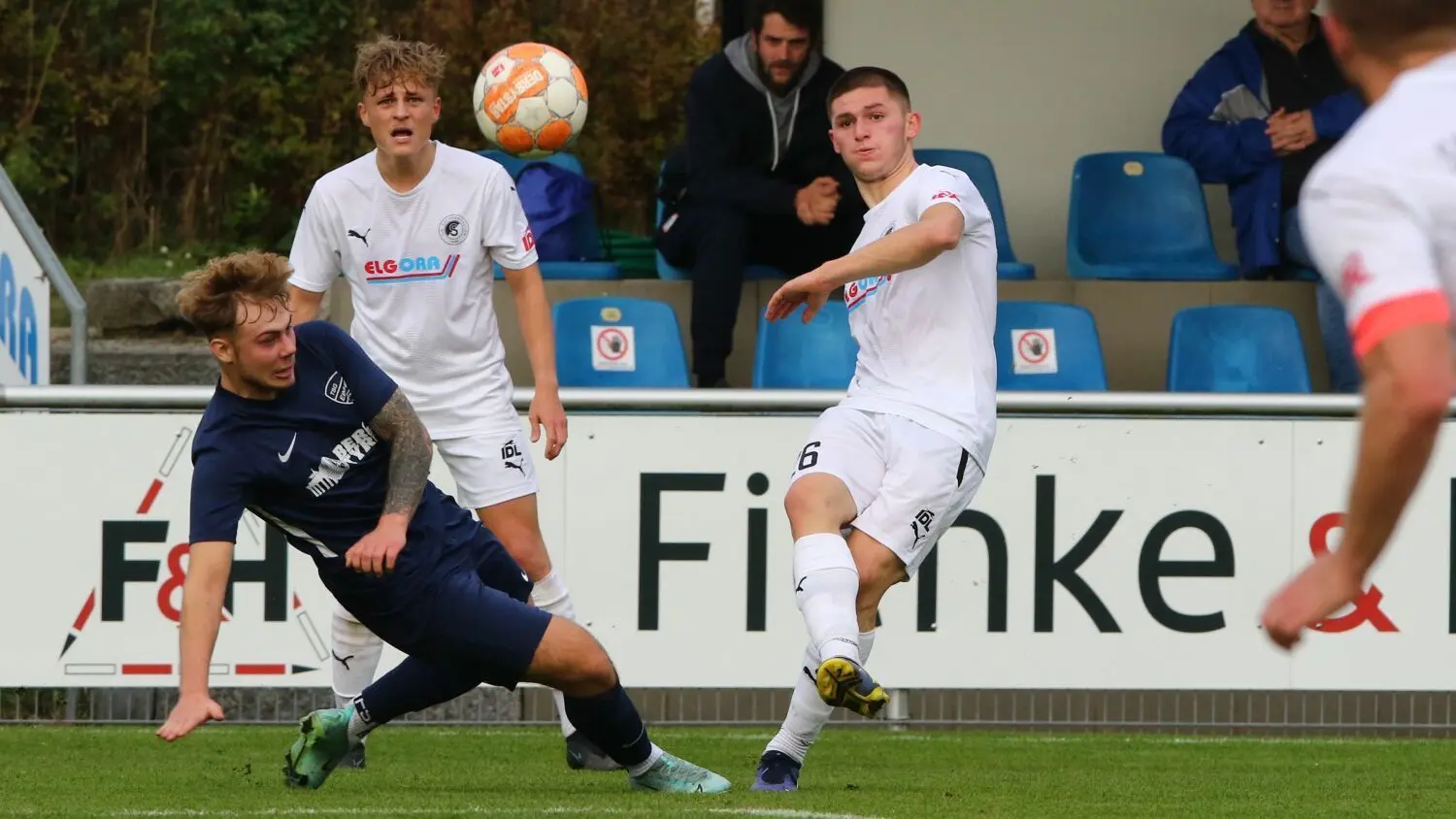 Am 7. Spieltag der Fußball-Brandenburgliga boten sich TuS Sachsenhausen und Einheit Bernau ein umkämpftes Spiel.