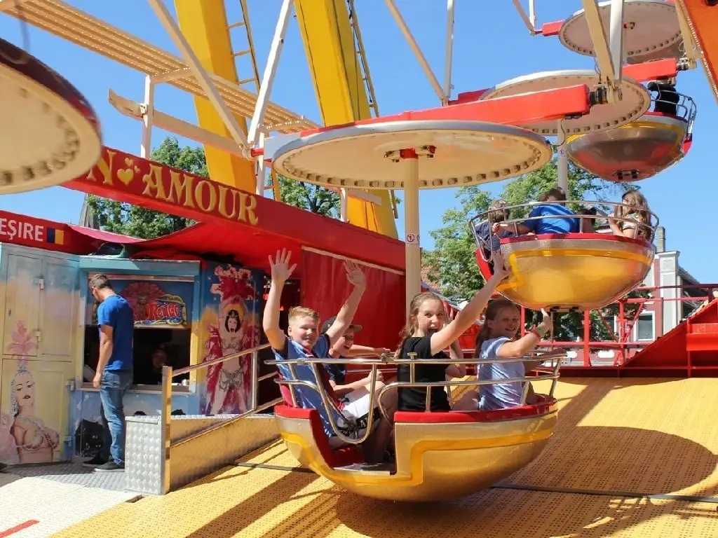 Kostenlose Fahrt: Oranienburger Kinder durften Freitagvormittag Riesenrad fahren. Eine normale Fahrt dauert sechs Minuten.