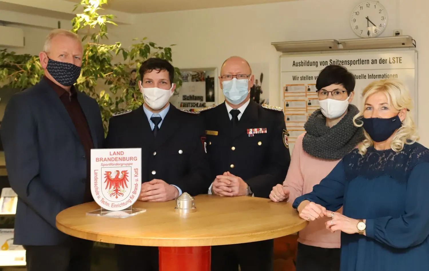 Freuen sich über die Auszeichnung der Landesfeuerwehrschule: OSP-Leiter Wilfried Lausch, Ringer Erik Weiß, LSTE-Leiter Heinz Rudolph, OSP-Laufbahnberaterin Jana Ritter und die Beauftrage der Sportfördergruppe der LSTE Kerstin Rönsch (von links).