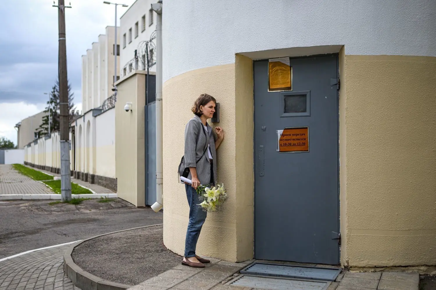 Klingeln am Gefängnistor in Minsk: Mit diesem Bild gewann die belarussische Fotografin einen World Press Photo-Preis in der Kategorie „Spot News“